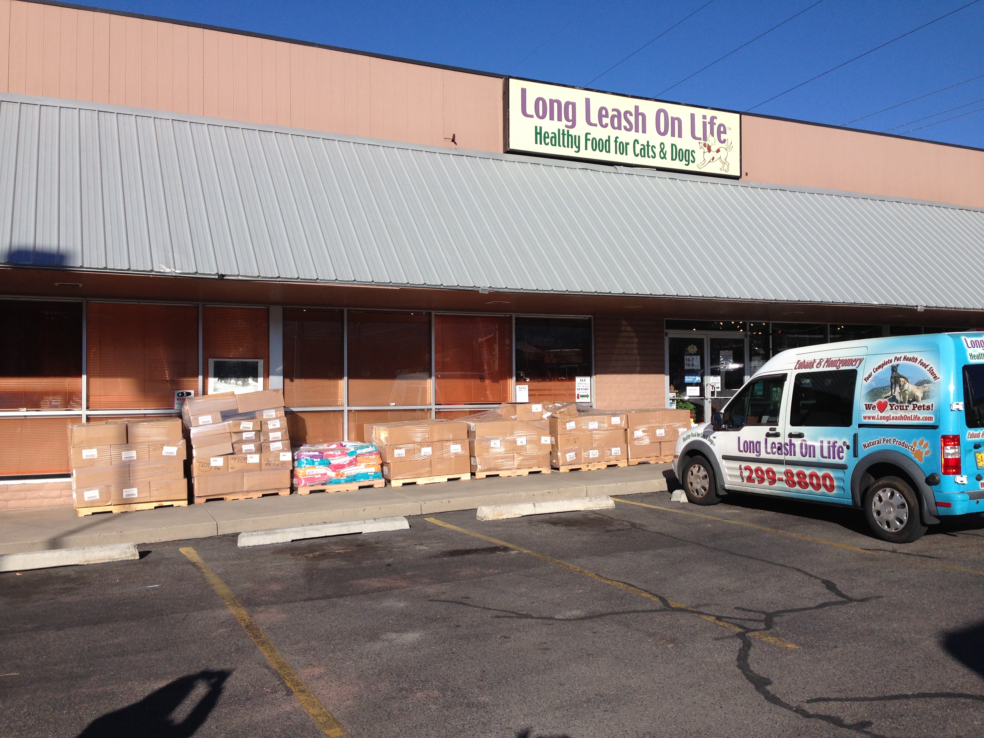 Local Pet Store Donates 3 Tons of Food to Our Pet Food Bank